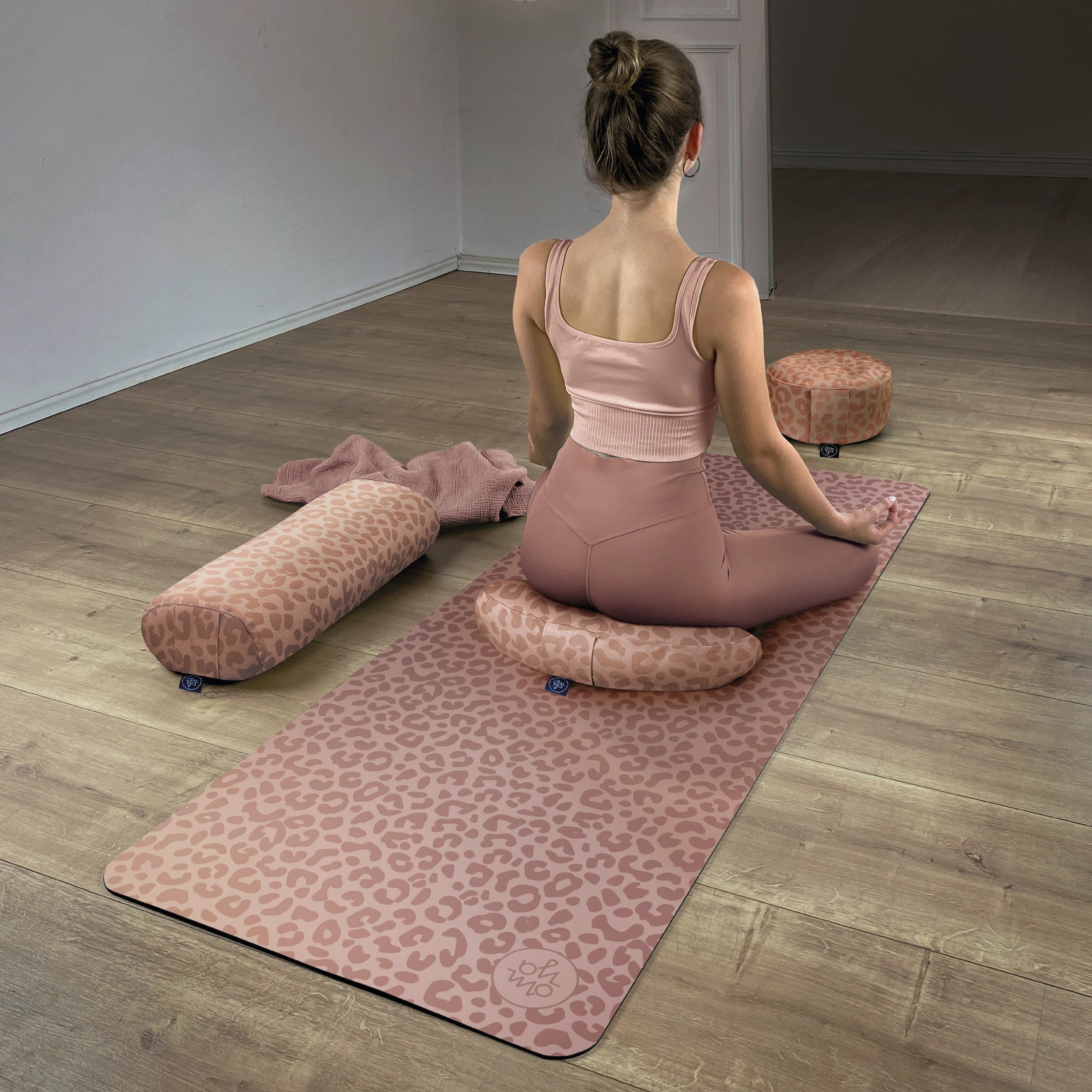 Coussin Demi Lune Design Yoga - Blush Leo